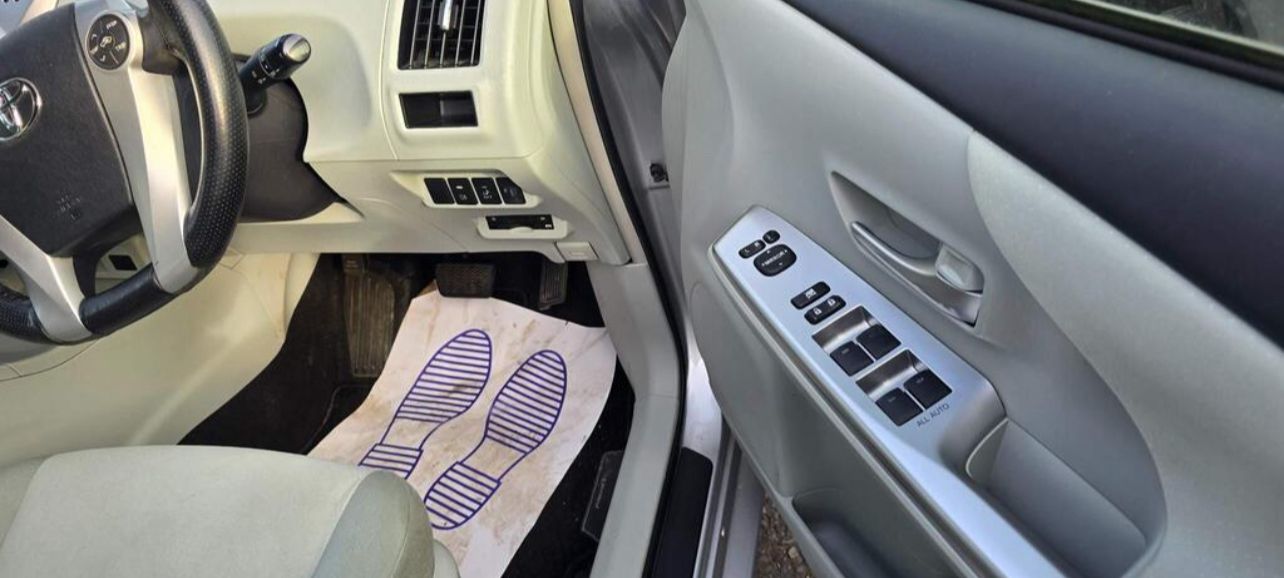 
								2014 Toyota Prius+ full									